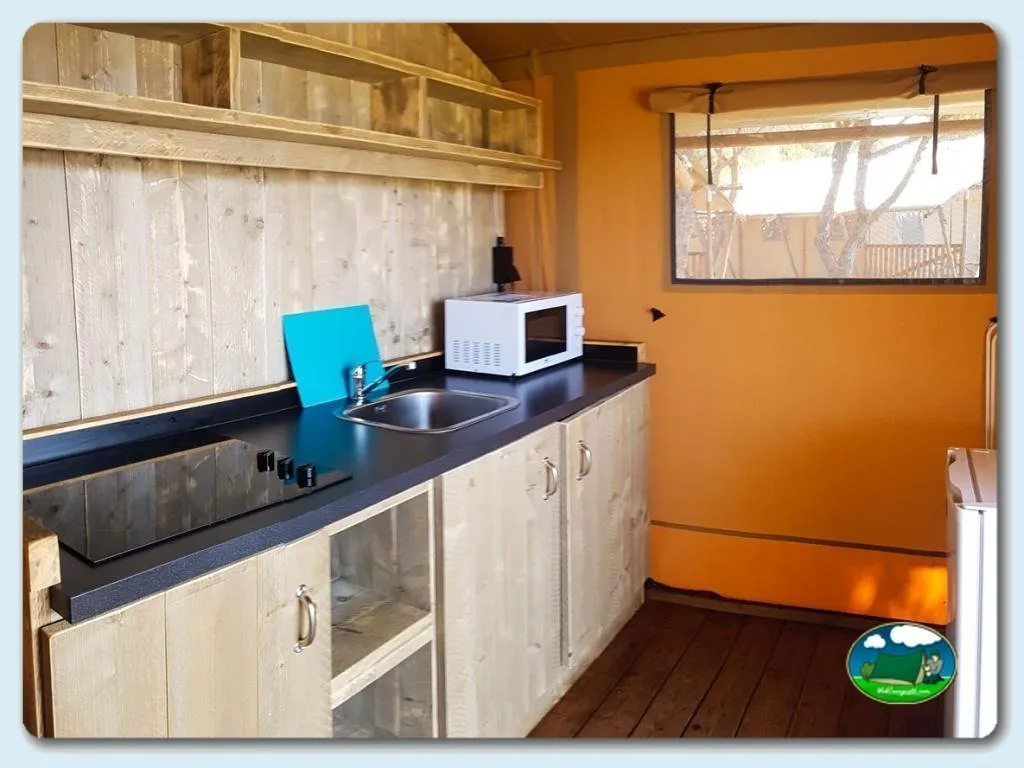 Glamping cocina equipada con microondas y fregadero del Camping Doñana Playa, Matalascañas (Huelva)
