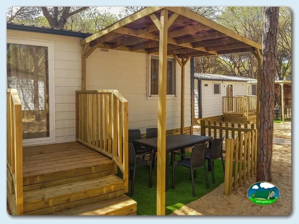 Bungalow con porche y mesa de exterior del Camping Doñana Playa, Matalascañas (Huelva)