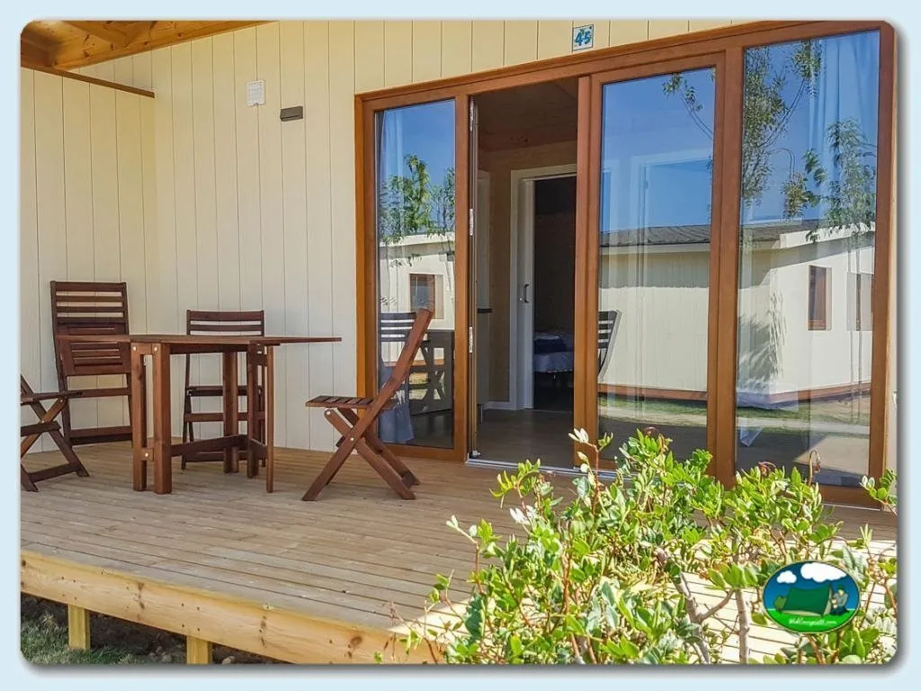 Glamping con terraza y mobiliario de madera del Camping Doñana Playa, Matalascañas (Huelva)