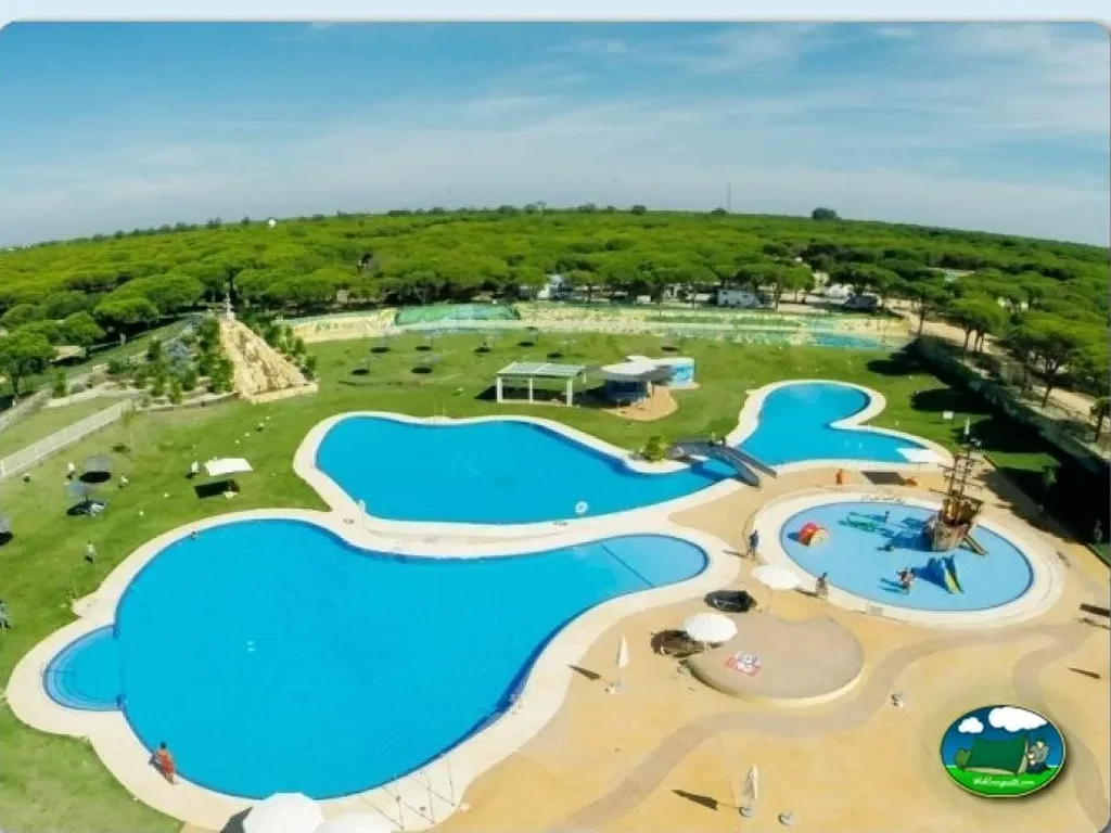 Piscina climatizada con parque infantil y vistas a la montaña del Camping Doñana Playa, Matalascañas (Huelva)