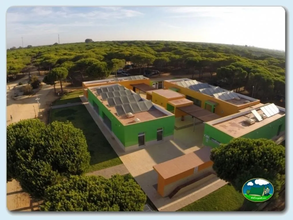 Instalaciones de servicios con energía solar y entorno montañoso del Camping Doñana Playa, Matalascañas (Huelva)
