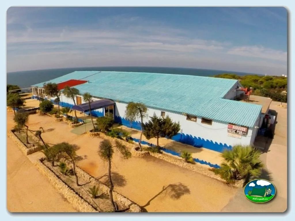 Piscina junto al mar con vistas al océano del Camping Doñana Playa, Matalascañas (Huelva)