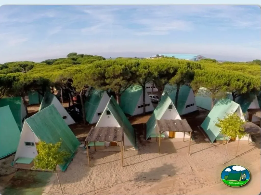Glamping junto al mar con tipis verdes y blancos del Camping Doñana Playa, Matalascañas (Huelva)