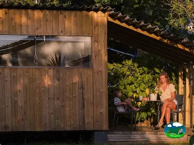 Glamping con terraza y zona de estar al atardecer del Camping Valdoviño, Valdoviño (A Coruña)