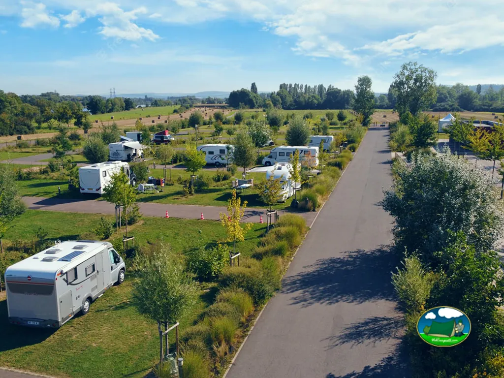 vista aérea de parcelas para autocaravanas ajardinadas junto a un camino recto en Basse-Ham