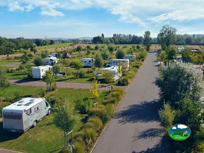 vista aérea de parcelas para autocaravanas ajardinadas junto a un camino recto en Basse-Ham