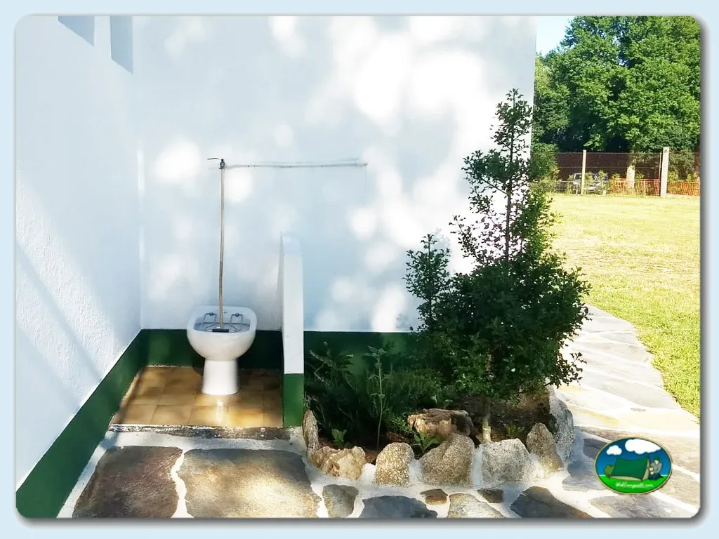Aseos del recinto del Camping El Mesón, Guitiriz (Lugo)