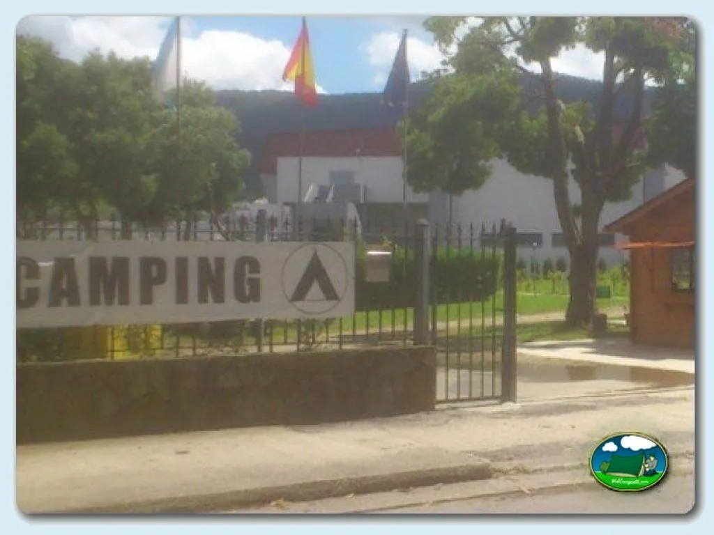 Cartel y entrada del recinto del Camping Vivero, Viveiro (Lugo)