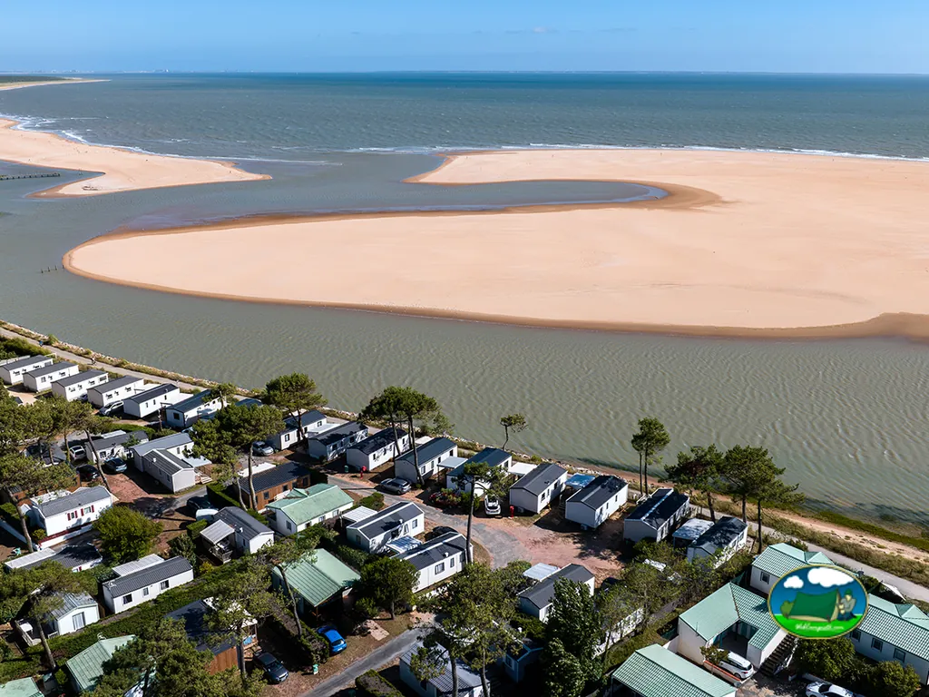 vista aérea de mobil-homes junto a la playa y el estuario en La Faute-sur-Mer