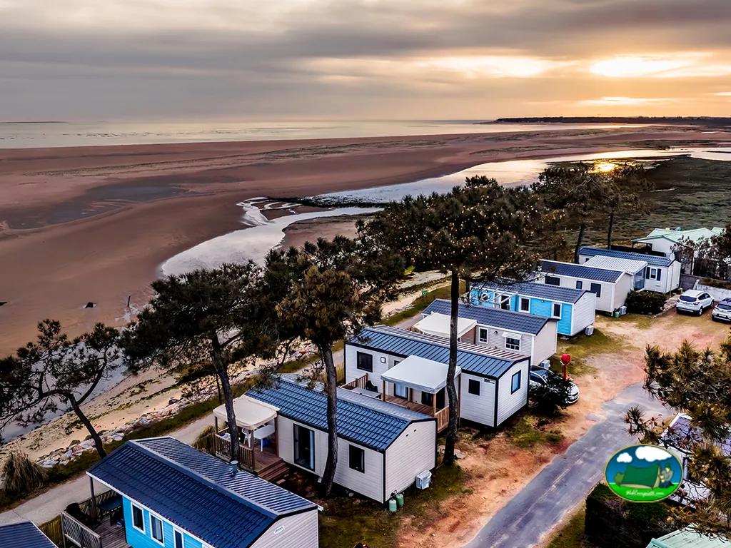 vista aérea al atardecer de los mobil-homes del camping junto a la playa en La Faute-sur-Mer