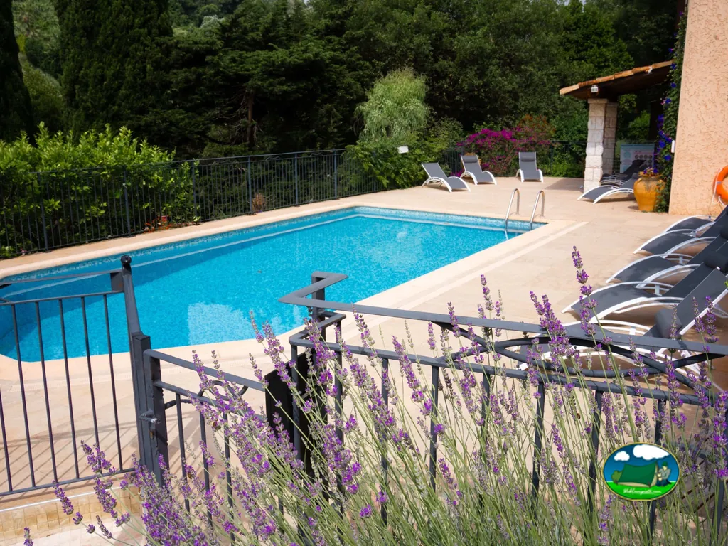 piscina privada con tumbonas y lavanda en primer plano en el camping de Cagnes-sur-Mer