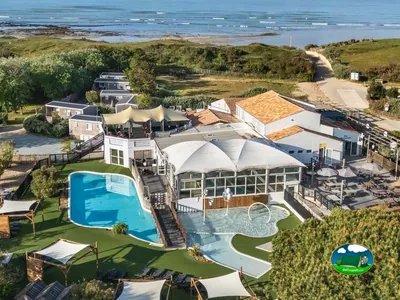 vista aérea del complejo de piscinas y restaurante junto a la playa en Le Bois-Plage-en-Ré