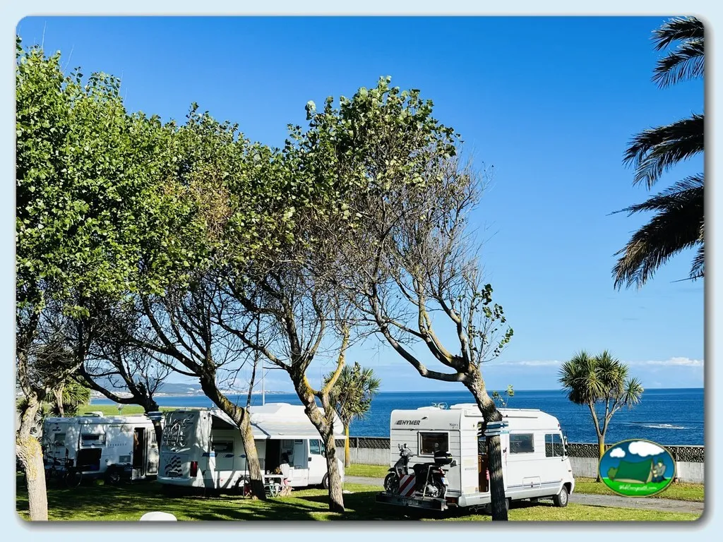Parcelas junto al mar con mobil-homes y vistas al océano del Camping Rapadoira-Llas, Foz (Lugo)