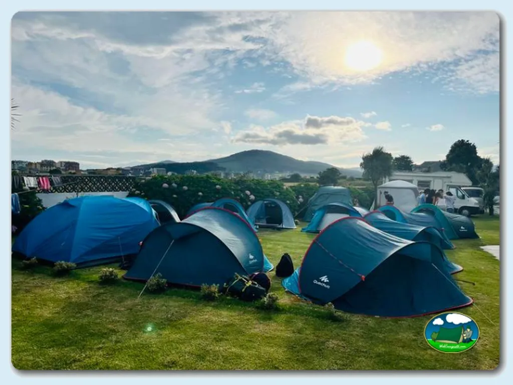 Tiendas de acampada con vistas a la montaña del Camping Rapadoira-Llas, Foz (Lugo)