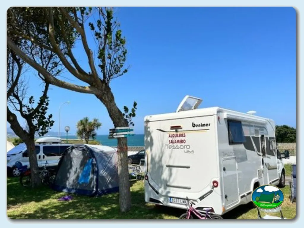 Parcela junto al mar con mobil-home y tienda de acampada del Camping Rapadoira-Llas, Foz (Lugo)