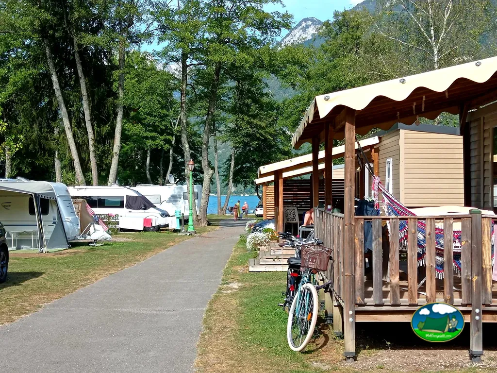 parcelas de caravanas y chalet con vistas al lago y montañas nevadas
