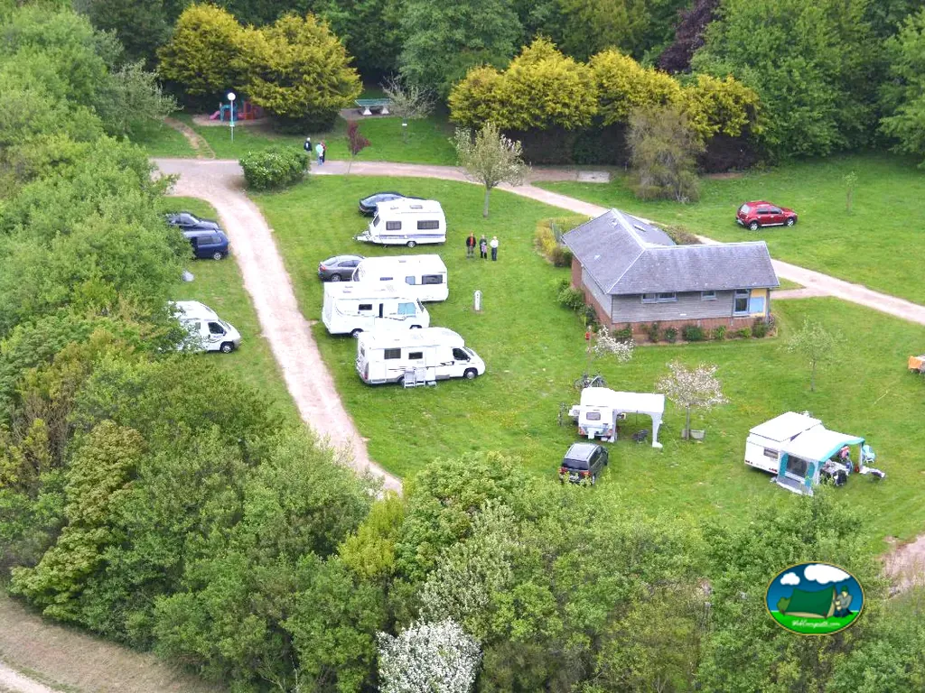 vista aérea de las parcelas de caravanas junto a un parque infantil y bungalós