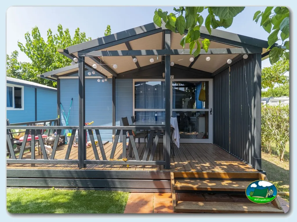 Mobil-home con terraza cubierta y vistas al entorno del Camping A Gaivota, Benquerencia (Lugo)