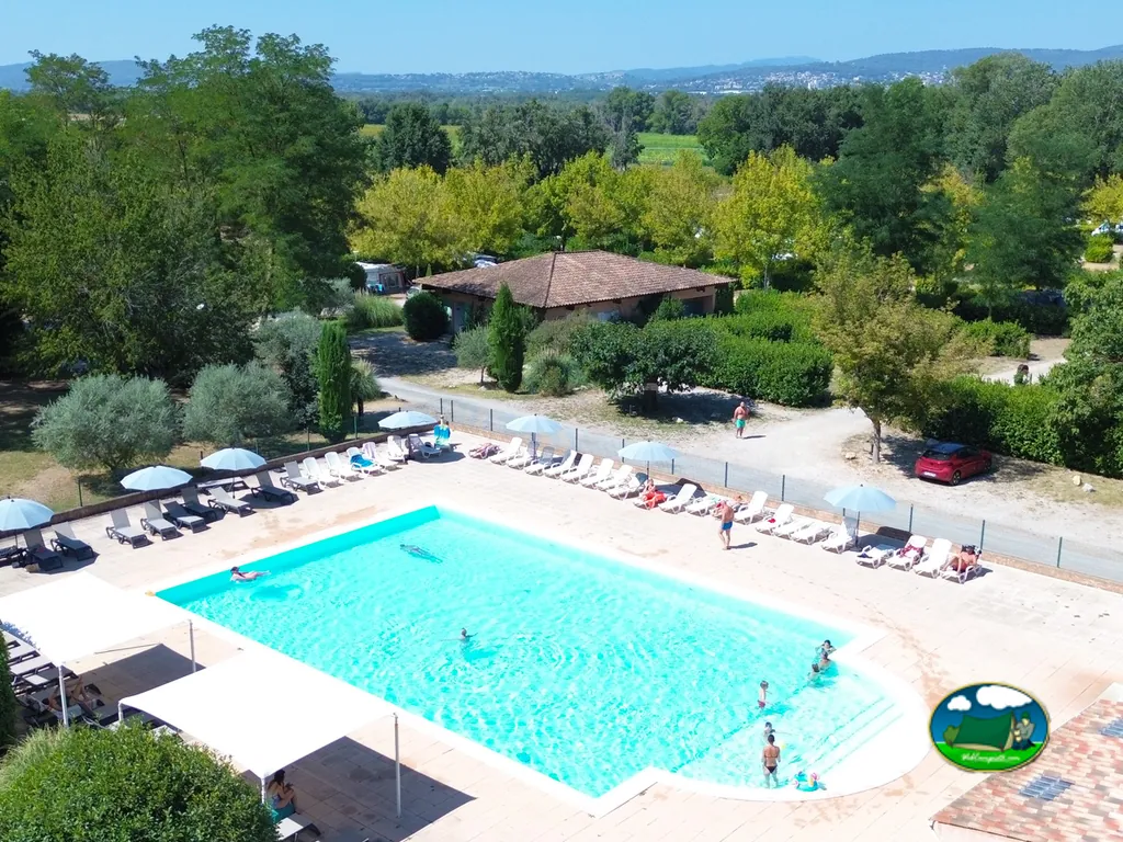 piscina con bañistas y vistas a la Provenza desde el camping