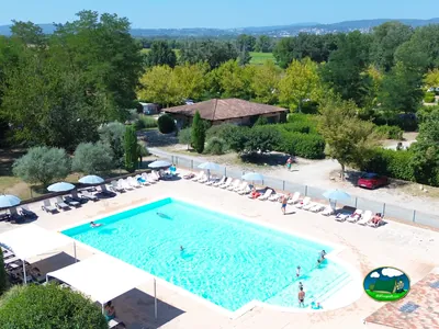 piscina con bañistas y vistas a la Provenza desde el camping