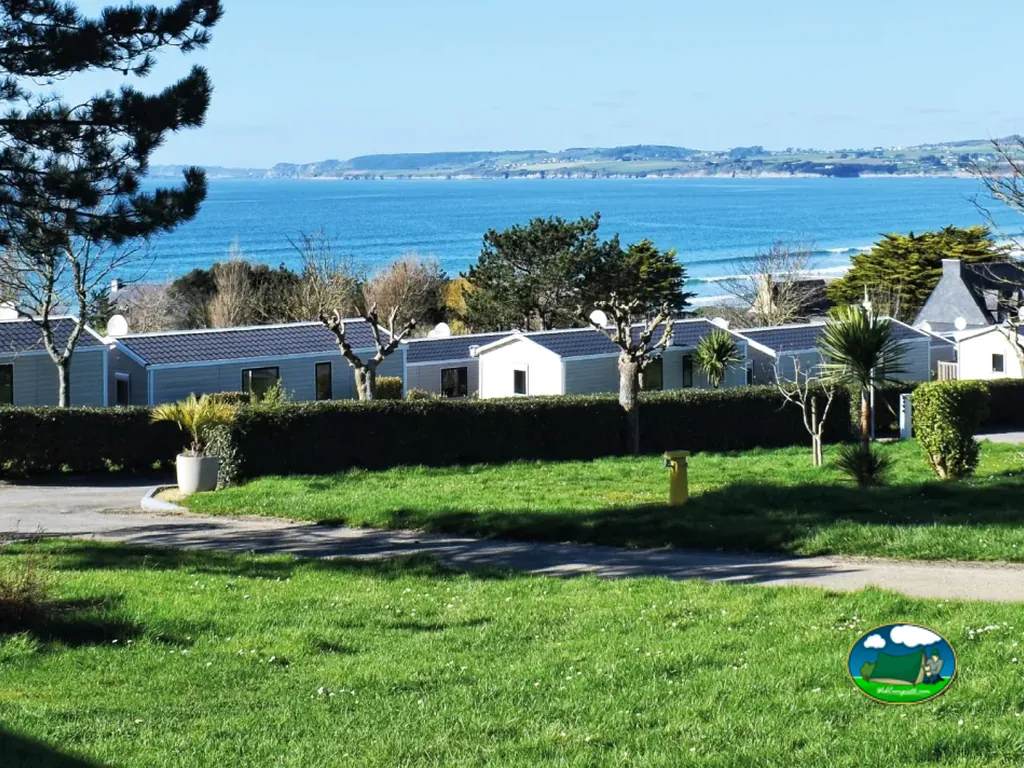 hilera de mobile-homes con vistas al mar en Plomodiern