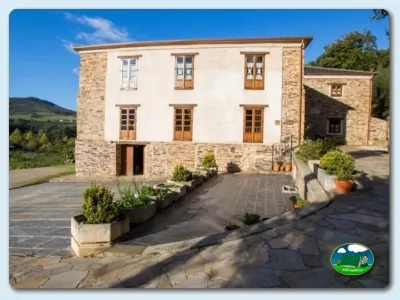 Cabaña de piedra con vistas a la montaña del Camping Amaido, San Tirso de Abres (Asturias)