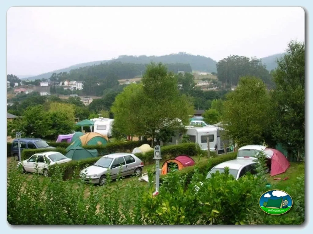 Parcela con tienda de acampada y montaña del Camping Amaido, San Tirso de Abres (Asturias)