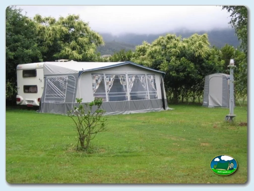 Parcela con mobil-home y toldo, vistas a la montaña del Camping Amaido, San Tirso de Abres (Asturias)