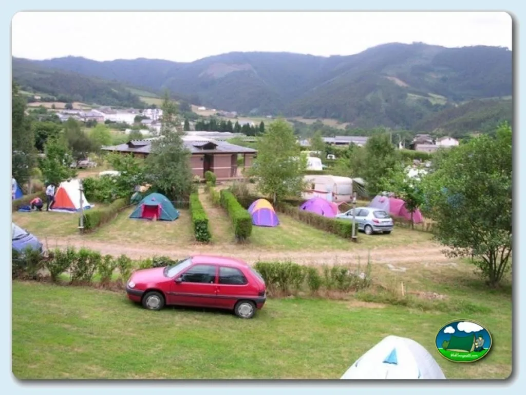 Parcelas con tiendas de acampada y vistas a la montaña del Camping Amaido, San Tirso de Abres (Asturias)