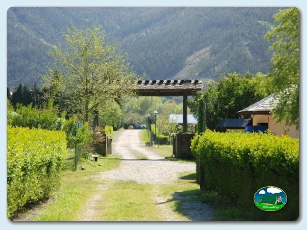 Montaña, parcela con acceso y pérgola del Camping Amaido, San Tirso de Abres (Asturias)