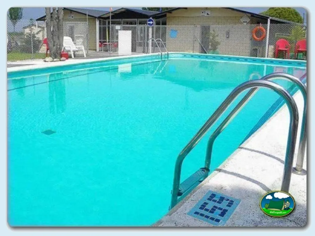 Piscina con escalera de acceso del Camping Ribadeo, Ribadeo (Lugo)