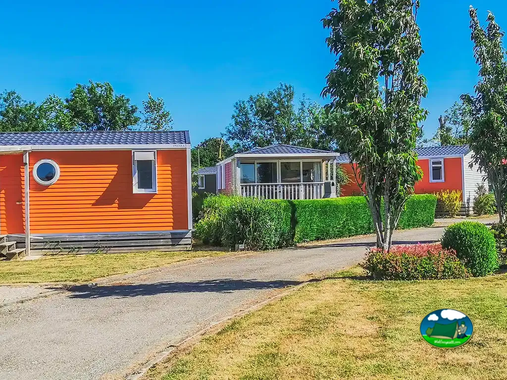 hileras de mobil-homes naranjas y rojos con jardines y setos recortados