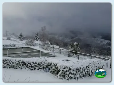 Piscina con vistas a la montaña nevada del Camping A Fonsagrada, A Fonsagrada (Lugo)