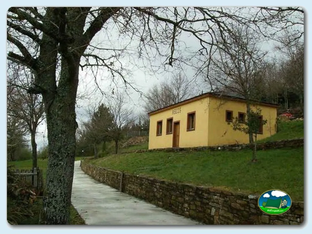 Cabaña amarilla en parcela arbolada del Camping A Fonsagrada, A Fonsagrada (Lugo)