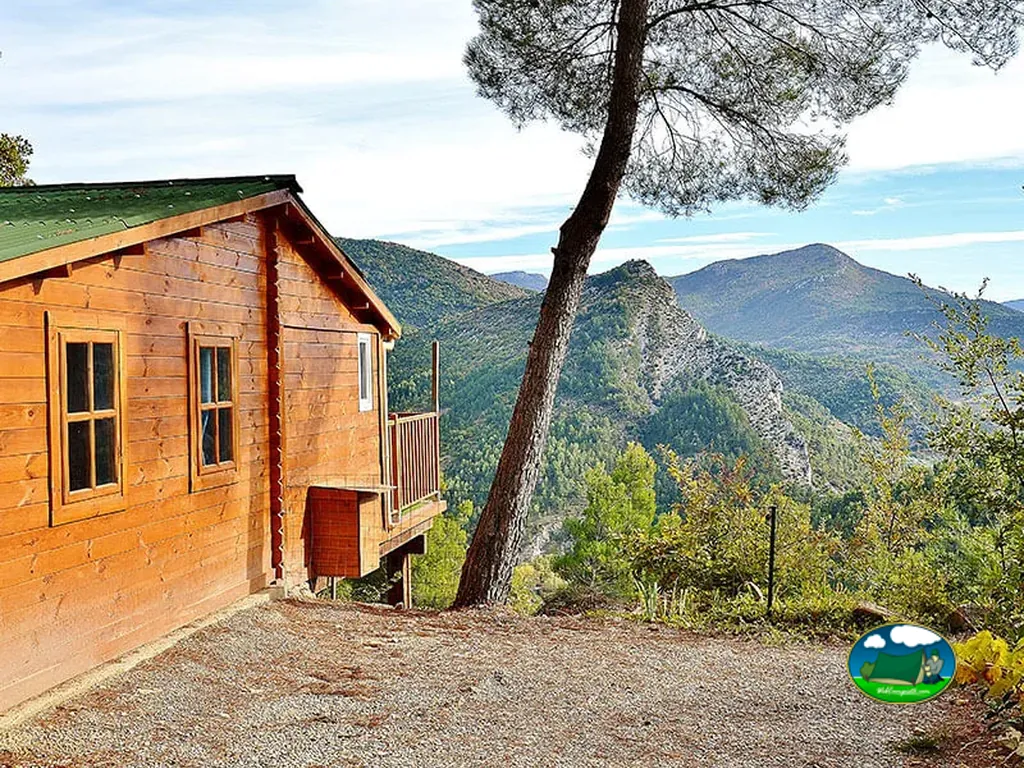 chalé de madera con tejado verde y vistas panorámicas a las montañas de Provenza
