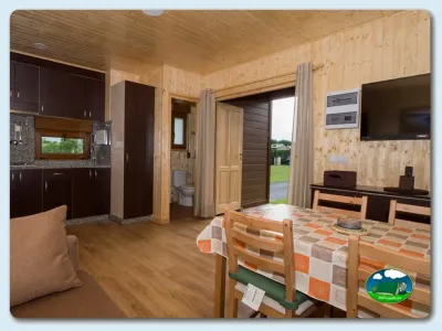 Mobil-home interior con cocina y sala de estar del Camping Playa de Peñarronda, Castropol (Asturias)