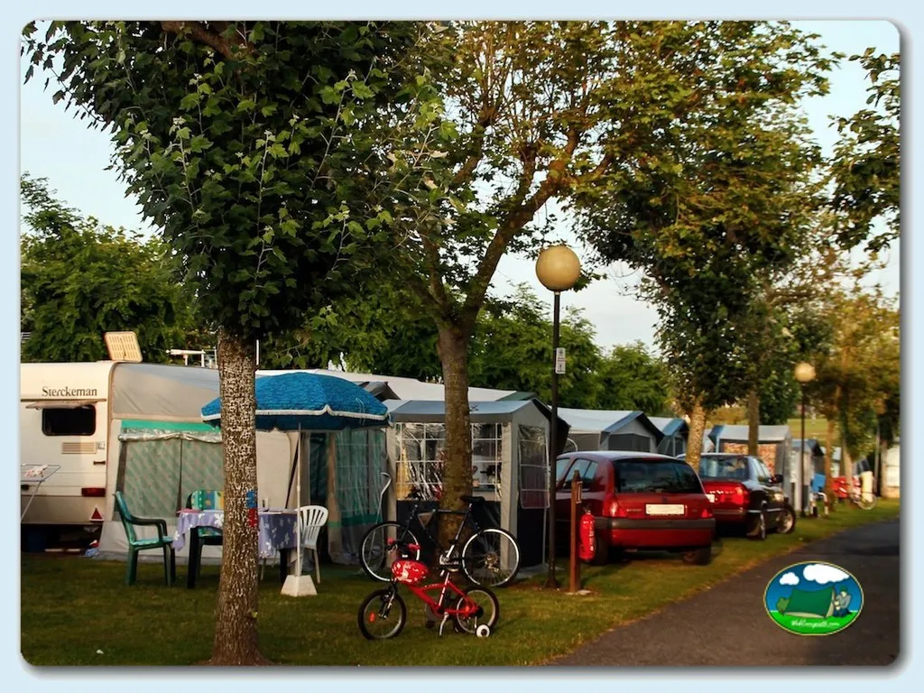 Parcela con caravana y tienda de campaña del Camping Vegamar, Castropol (Asturias)