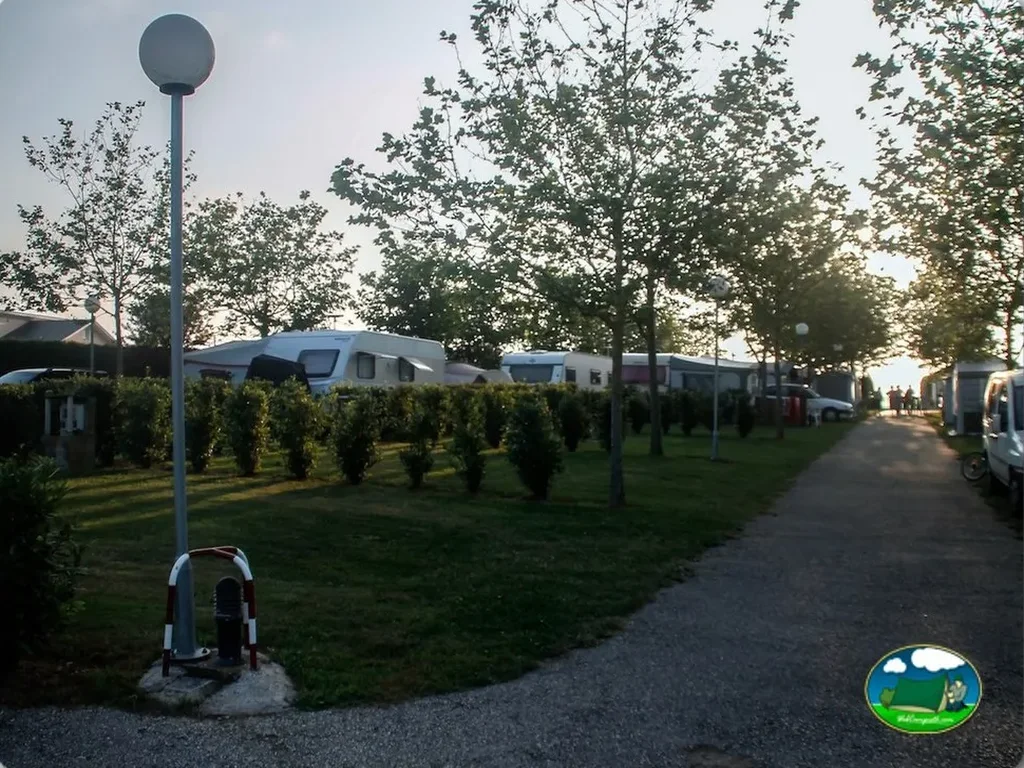 Parcela con mobil-home y áreas verdes del Camping Vegamar, Castropol (Asturias)