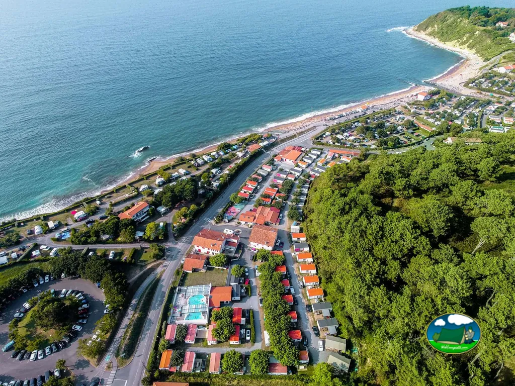 vista aérea de la costa y el camping arbolado con piscina junto a la playa de Saint-Jean-de-Luz