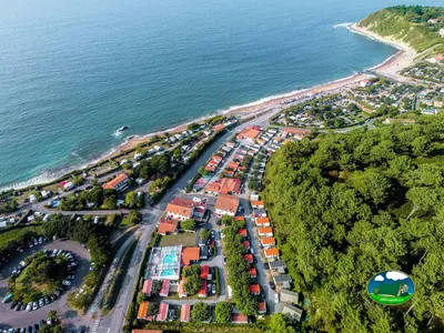 vista aérea de la costa y el camping arbolado con piscina junto a la playa de Saint-Jean-de-Luz
