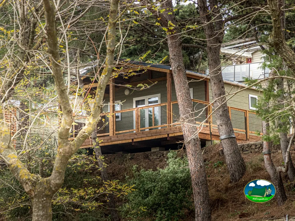 casa móvil sobre pilotes entre árboles en una ladera de Collioure