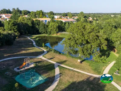 vista aérea de un estanque y una zona infantil con tobogán en el camping cerca de Moutiers-les-Mauxfaits