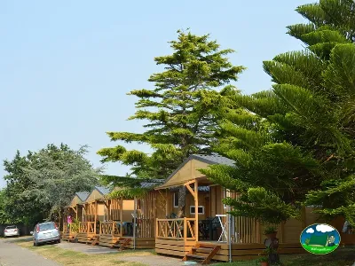 Cabaña de madera con terraza y vistas al jardín del Camping El Carbayin, Tapia de Casariego (Asturias)