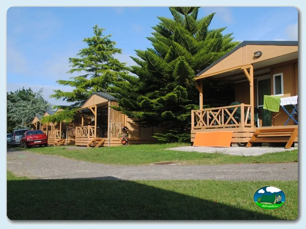 Bungalow con terraza y vistas al verde del Camping El Carbayin, Tapia de Casariego (Asturias)