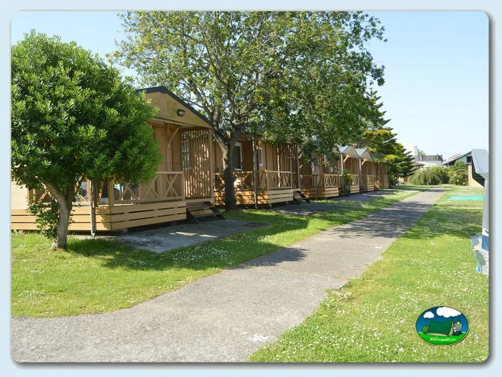 Bungalow con terraza y jardín bien cuidado del Camping El Carbayin, Tapia de Casariego (Asturias)