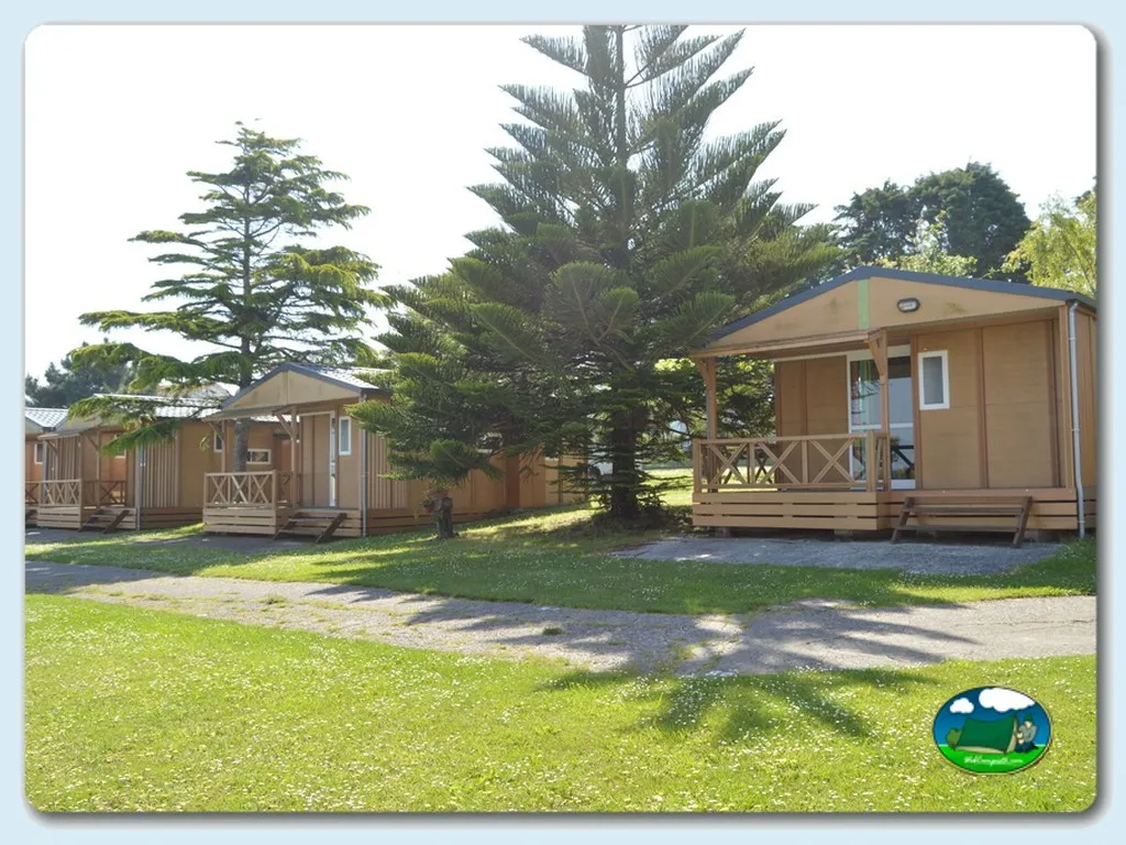 Bungalow con terraza y vistas al entorno verde del Camping El Carbayin, Tapia de Casariego (Asturias)