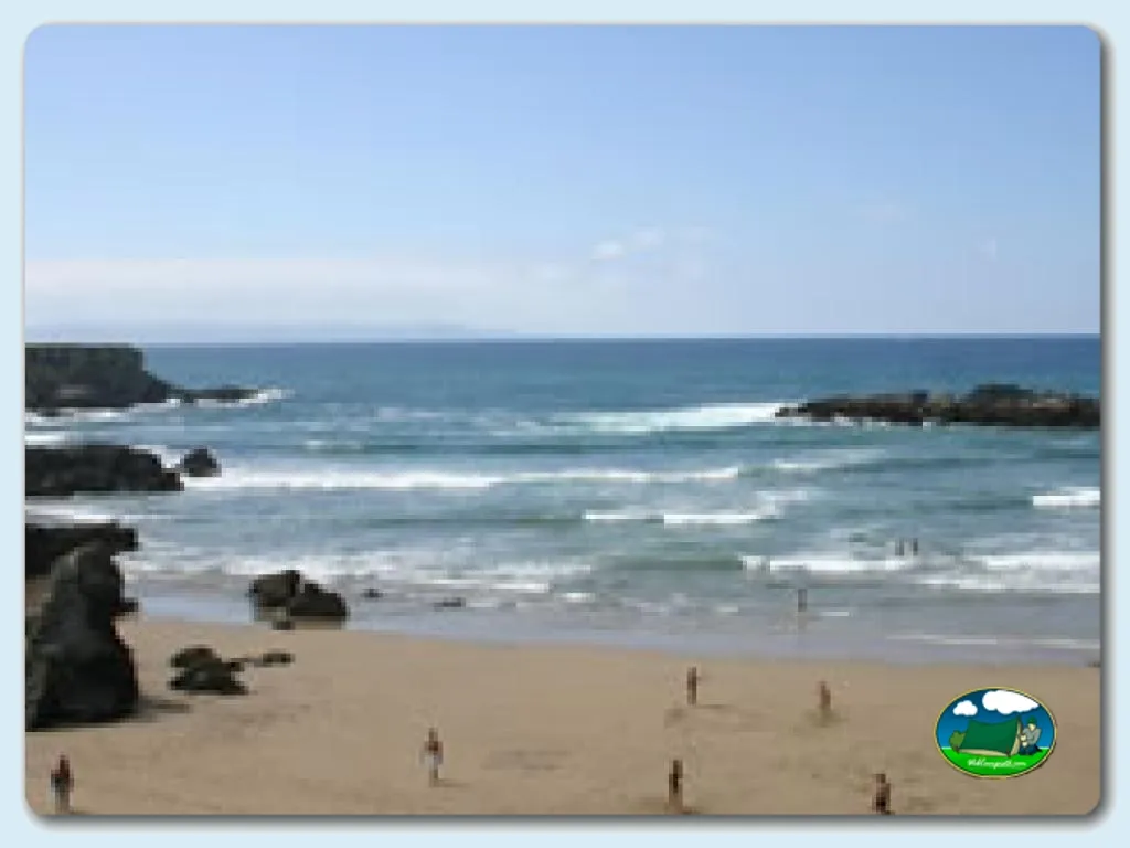 Playa junto al mar con olas y rocas del Camping Playa de Tapia, Tapia de Casariego (Asturias)