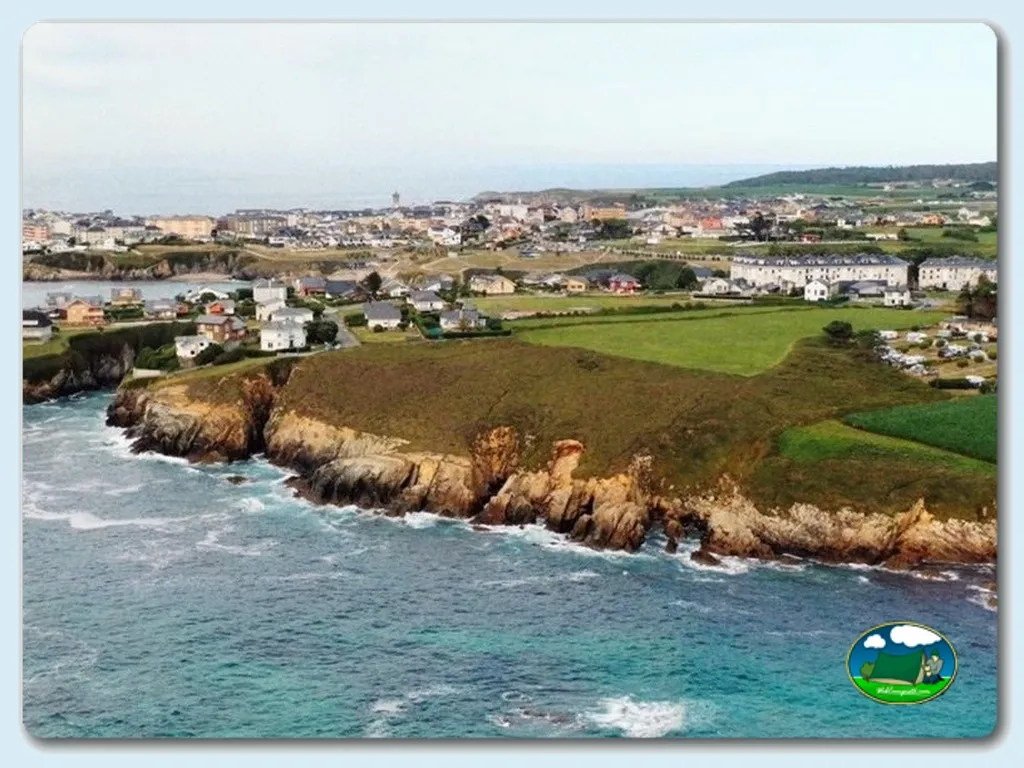 Parcela junto al mar con acantilado y vistas al pueblo costero del Camping Playa de Tapia, Tapia de Casariego (Asturias)