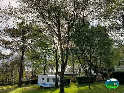 Mobil-home entre árboles, parcela arbolada del Camping Playa de Otur, Valdes (Asturias)