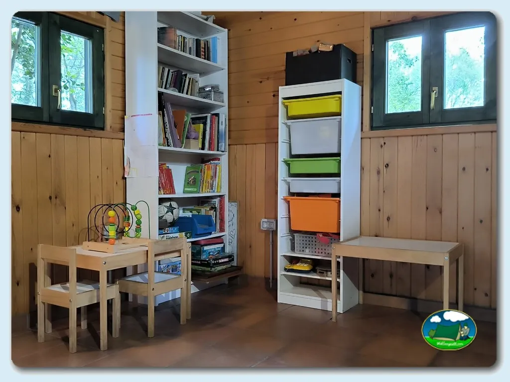 Cabaña interior con zona de juegos infantil del Camping Playa de Otur, Valdes (Asturias)